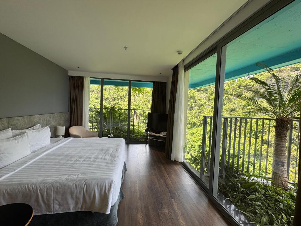 The High-Floor Beachfront Residence, Dual-Balcony Mountain-Sea Views, 5-star Cat Ba Resort with Private Beach and Premium Onsen – Ha Long Bay